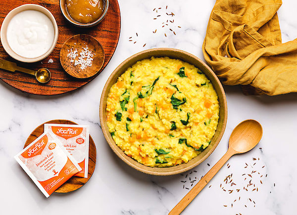 Voedzame Indiase Kedgeree met mungbonen, rijst en YOGI TEA® Stomach Ease