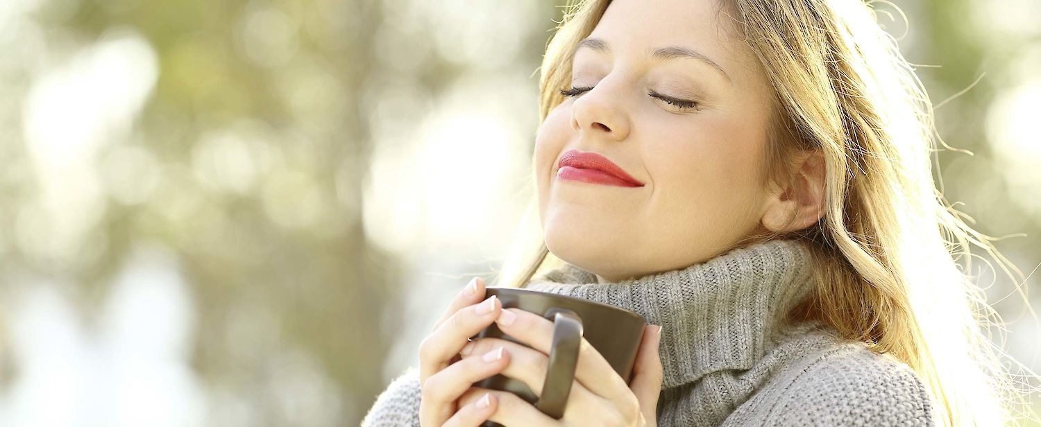 Frau mit einer Teetasse in der Hand