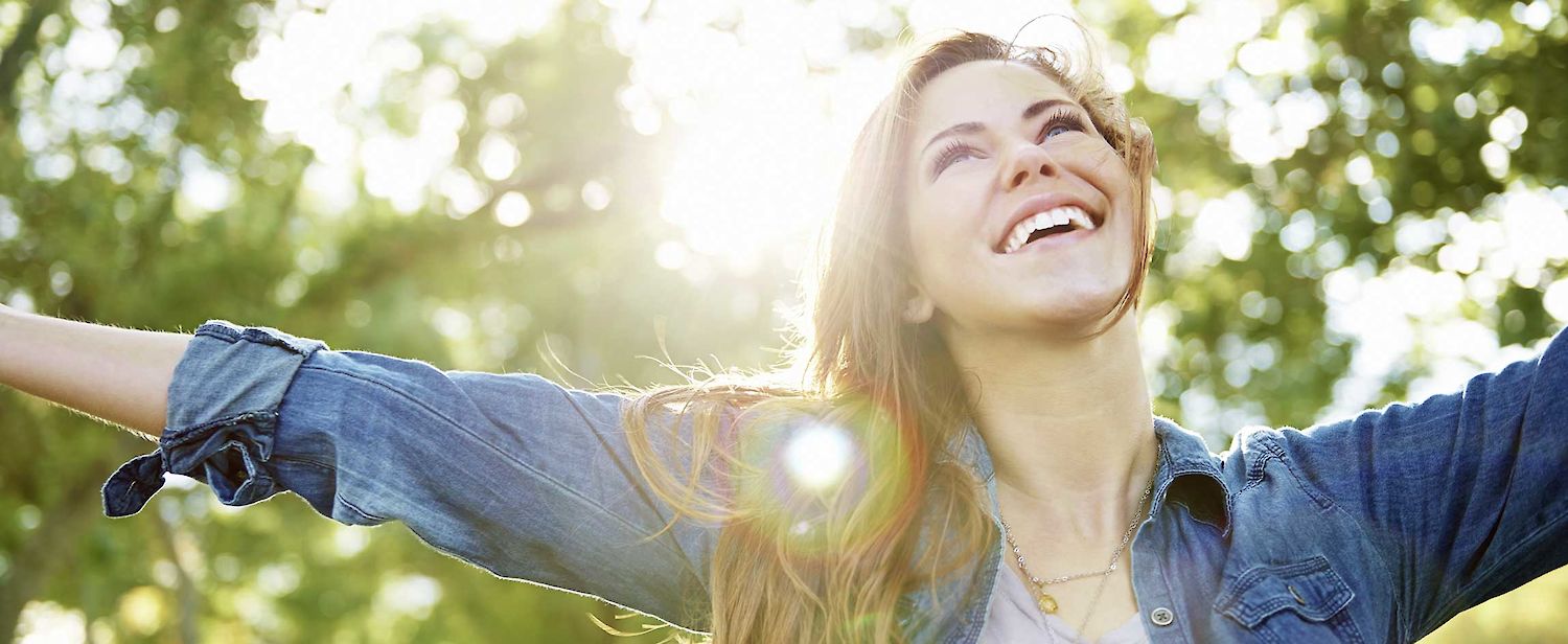 glückliche Frau im Sonnenlicht