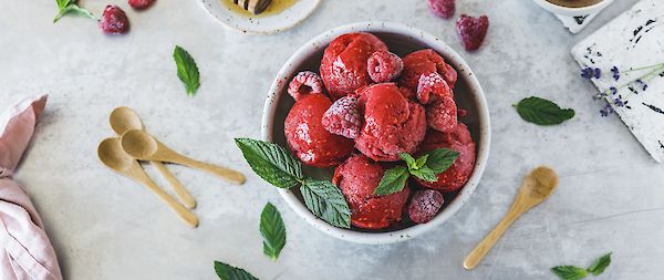 Sorbet fruité aux framboises avec YOGI TEA® Équilibre Féminin