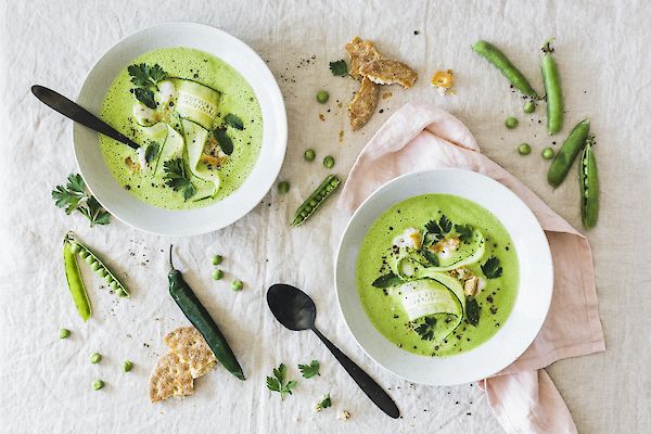 Gazpacho verde con calabacín, guisantes y YOGI TEA® Té Verde Harmonía
