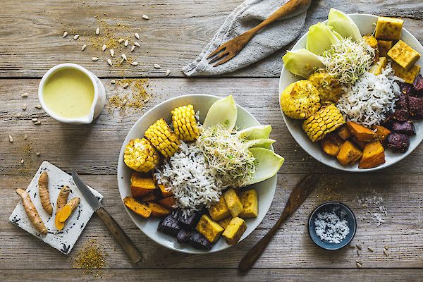 Höstig bowl med ugnrostade grönsaker och aromatiskt ris smaksatt YOGI TEA® Turmeric Chai