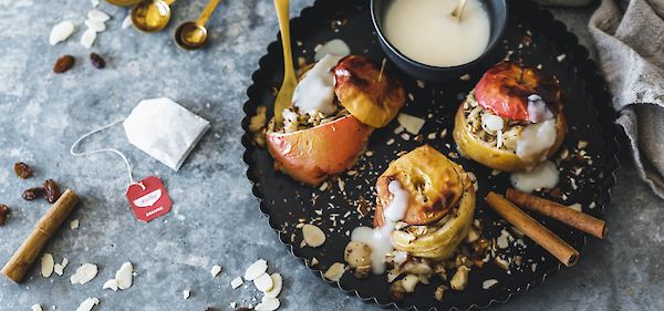 Winterlicher Bratapfel und vegane Mandelsoße mit YOGI TEA® Natürliche Abwehr