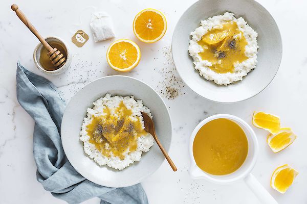Veganer Milchreis und fruchtige Orangensauce gewürzt mit YOGI TEA® Ingwer Orange mit Vanille