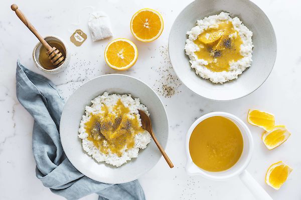 Budino di riso al latte accompagnato da salsa all’arancia aromatizzata con YOGI TEA® Zenzero Arancio e Vaniglia