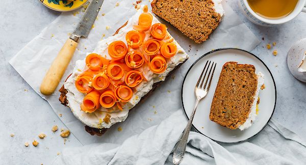 Esponjoso pastel de zanahoria con YOGI TEA® Jengibre y Limón