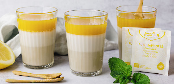 Eine Portion Glück im Glas: Vegane Kokos-Panna cotta mit YOGI TEA® Für die Sinne - Pures Glück
