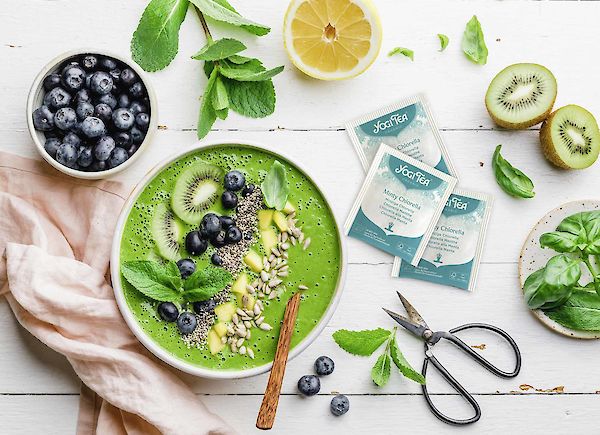 Smoothie bowl verde con spinaci e mirtilli