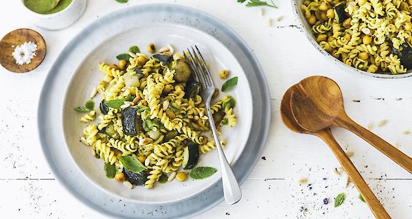 Ensalada de pasta verde con garbanzos y Equilibrio Alcalino de YOGI TEA®