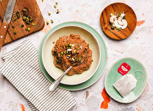 Mousse au chocolat crémeuse à l’aquafaba, noix de cajou et pistaches