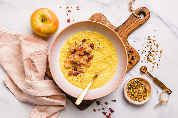 Gouden-melk-gierstporridge met snelle appelcompote