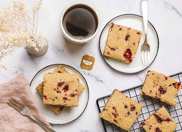 Oatmeal blondies with raspberries