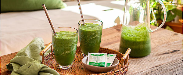 Smoothie de manzana, piña y espinacas con YOGI TEA® Té Verde Harmonía